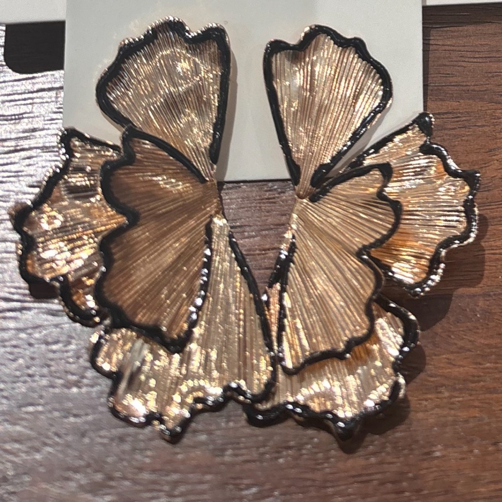 Gold leaf  🍂 design earrings